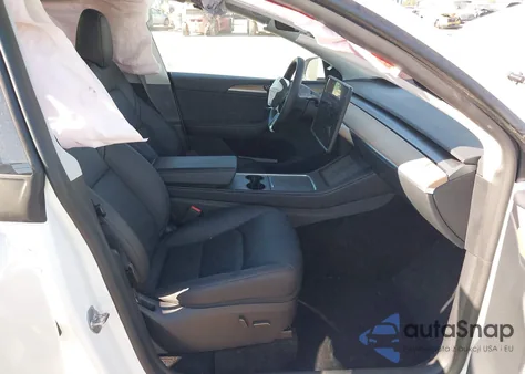 2025 Tesla Model Y Long Range Dual Motor All-Wheel Drive z USA, uszkodzony, nr VIN 7SAYGDEE4SA352948